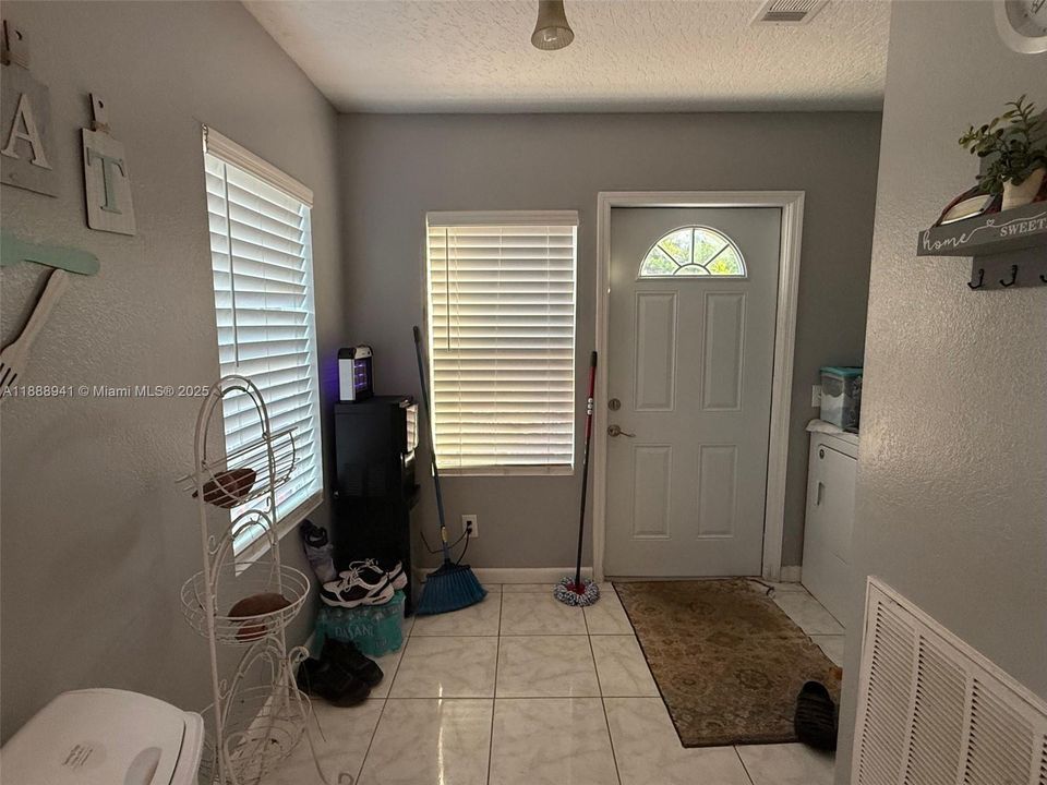 待售: $400,000 (3 贝兹, 2 浴室, 1104 平方英尺)