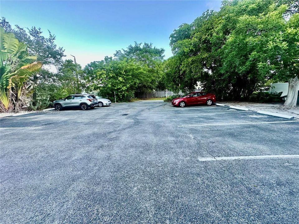 Под контрактом: $1,325 (1 спален, 1 ванн, 435 Квадратных фут)