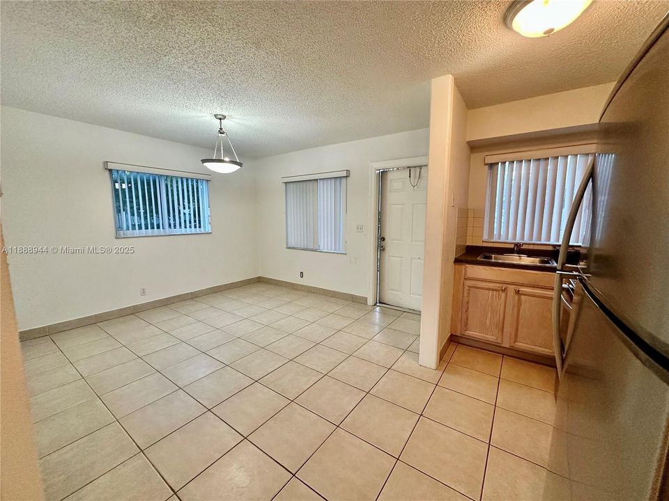 Под контрактом: $1,325 (1 спален, 1 ванн, 435 Квадратных фут)