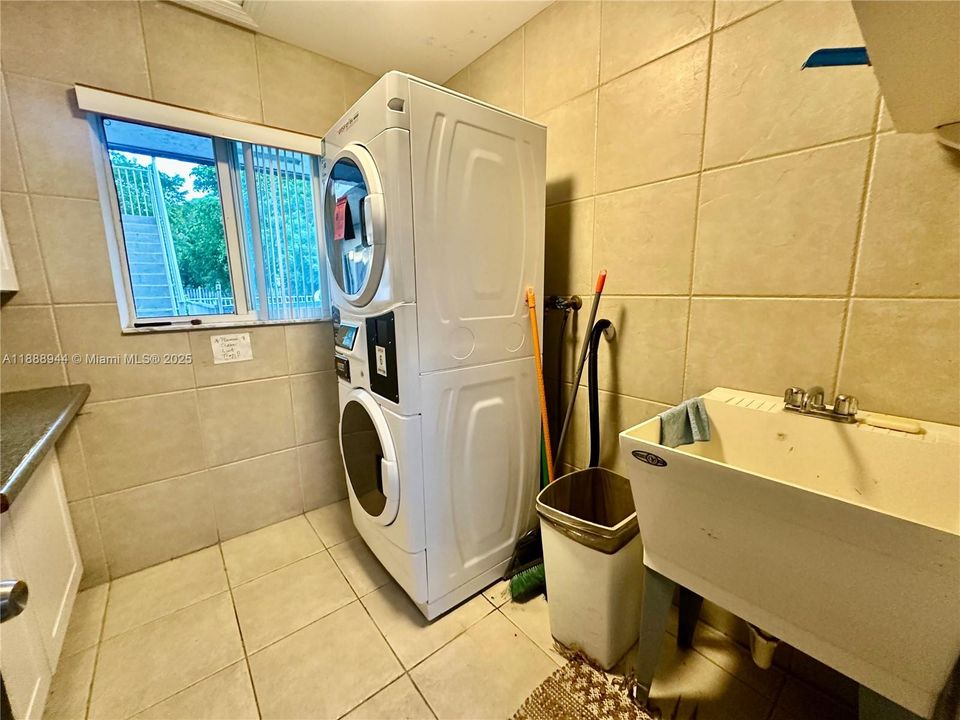 Под контрактом: $1,325 (1 спален, 1 ванн, 435 Квадратных фут)