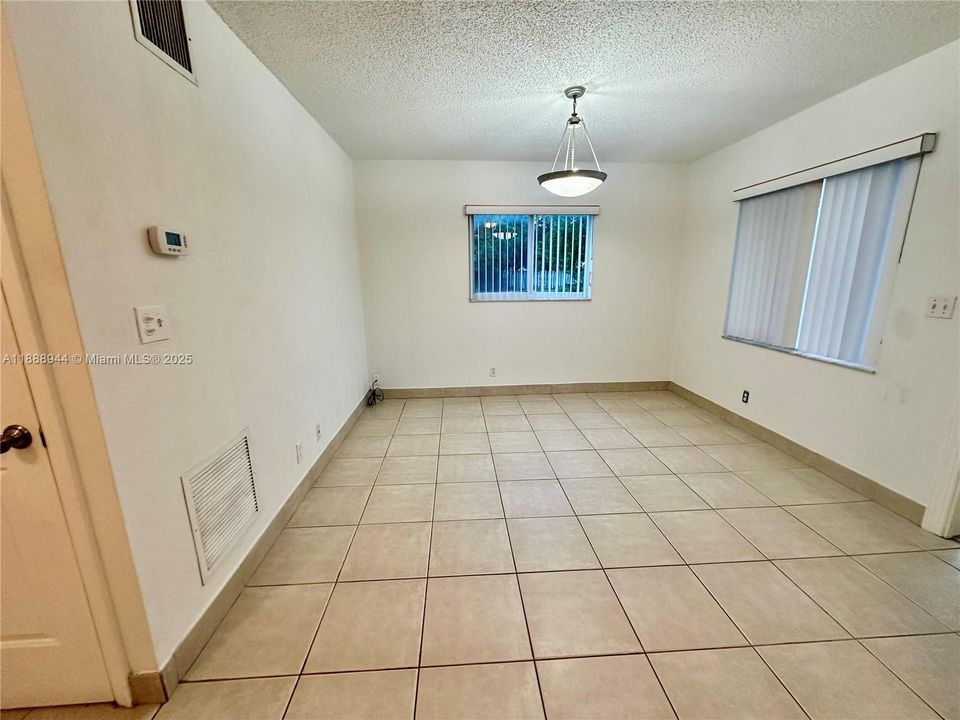 Под контрактом: $1,325 (1 спален, 1 ванн, 435 Квадратных фут)