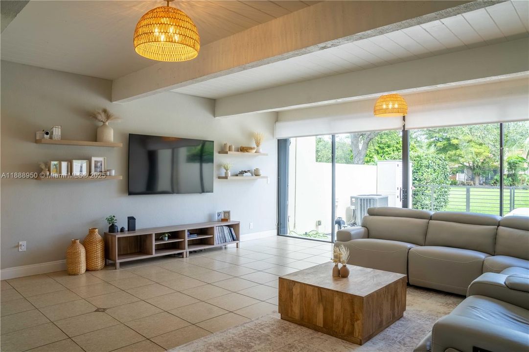 Недавно продано: $615,000 (3 спален, 2 ванн, 1680 Квадратных фут)