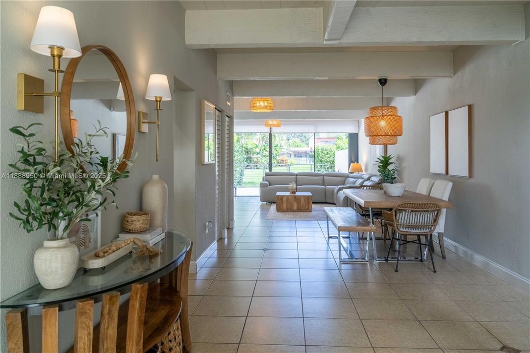 Недавно продано: $615,000 (3 спален, 2 ванн, 1680 Квадратных фут)