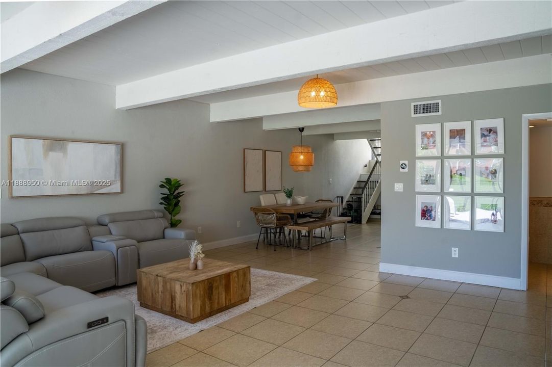 Недавно продано: $615,000 (3 спален, 2 ванн, 1680 Квадратных фут)