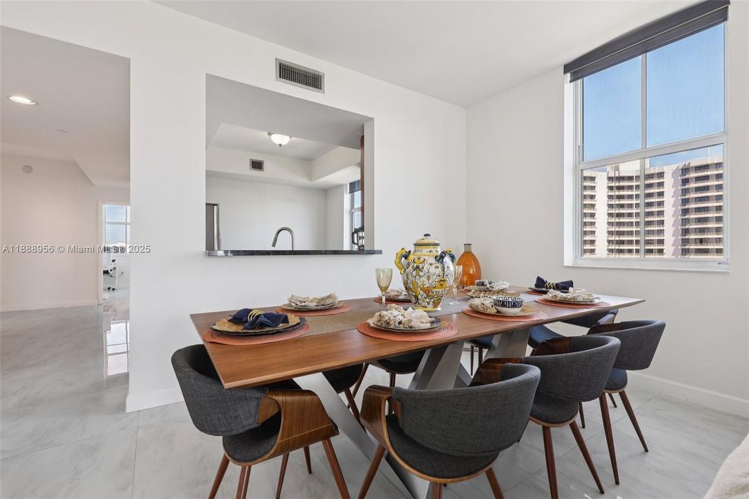 待售: $647,900 (2 贝兹, 3 浴室, 1650 平方英尺)