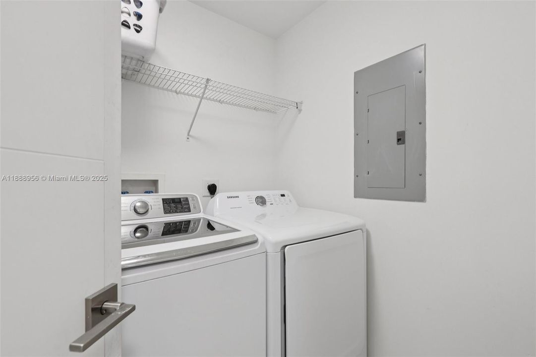 待售: $647,900 (2 贝兹, 3 浴室, 1650 平方英尺)