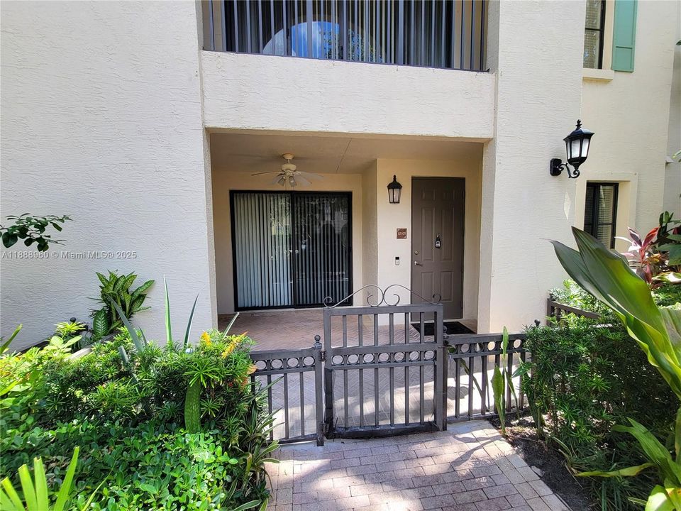 合同活跃: $3,200 (2 贝兹, 2 浴室, 1753 平方英尺)