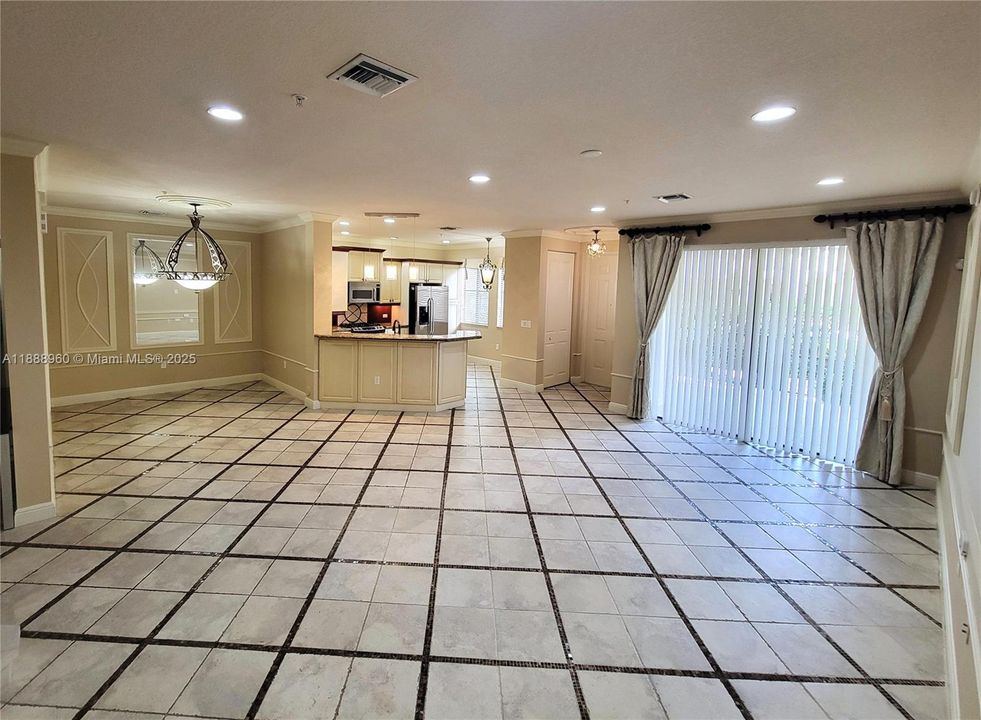 合同活跃: $3,200 (2 贝兹, 2 浴室, 1753 平方英尺)