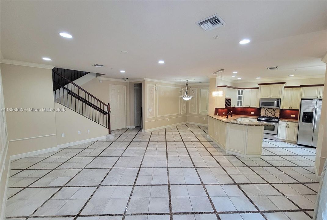 合同活跃: $3,200 (2 贝兹, 2 浴室, 1753 平方英尺)