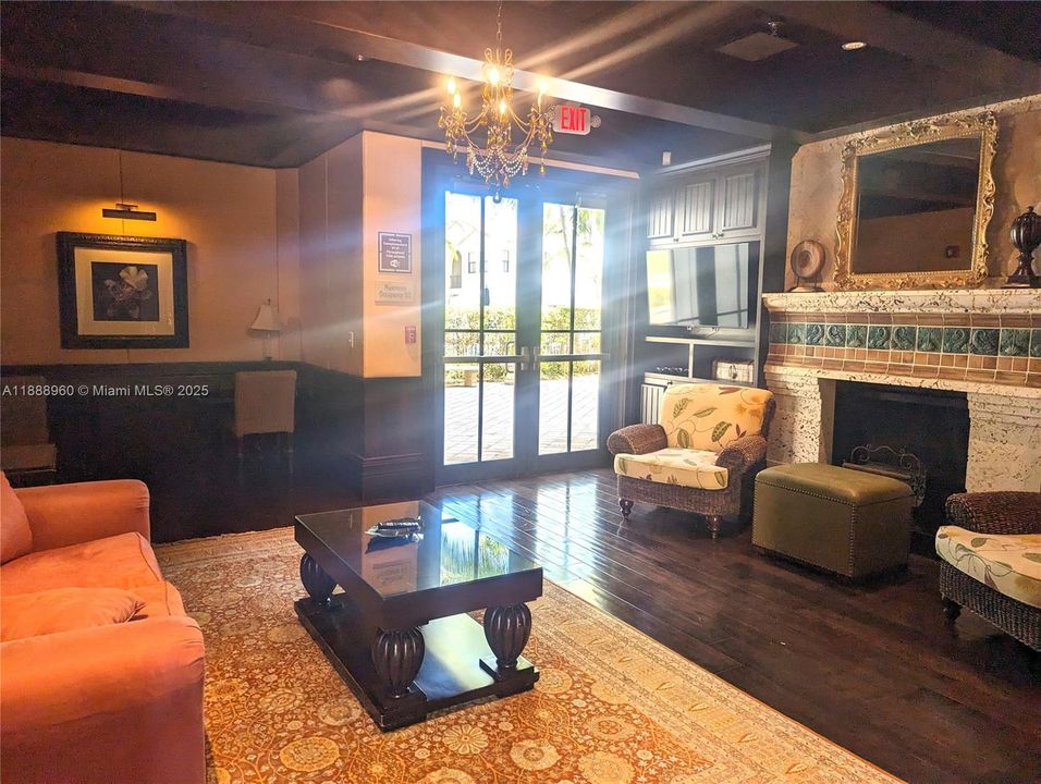 合同活跃: $3,200 (2 贝兹, 2 浴室, 1753 平方英尺)