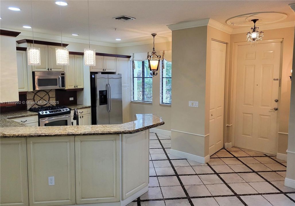 Kitchen & Breakfast Area