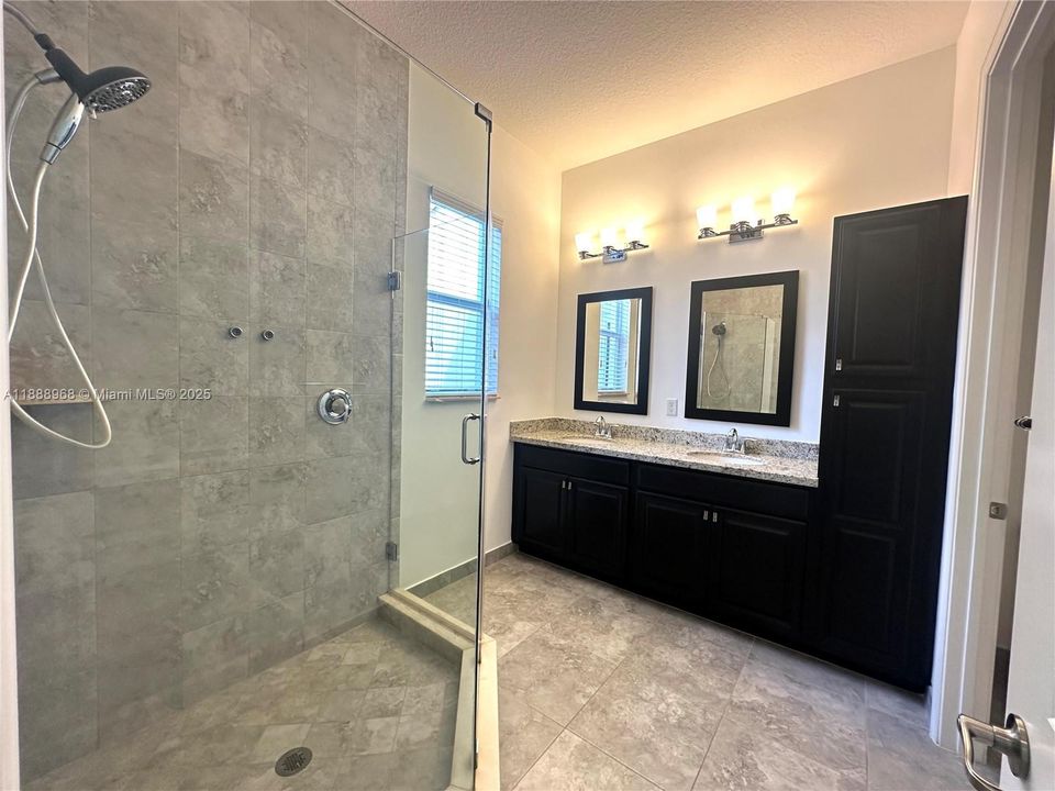 Под контрактом: $3,600 (3 спален, 2 ванн, 1734 Квадратных фут)