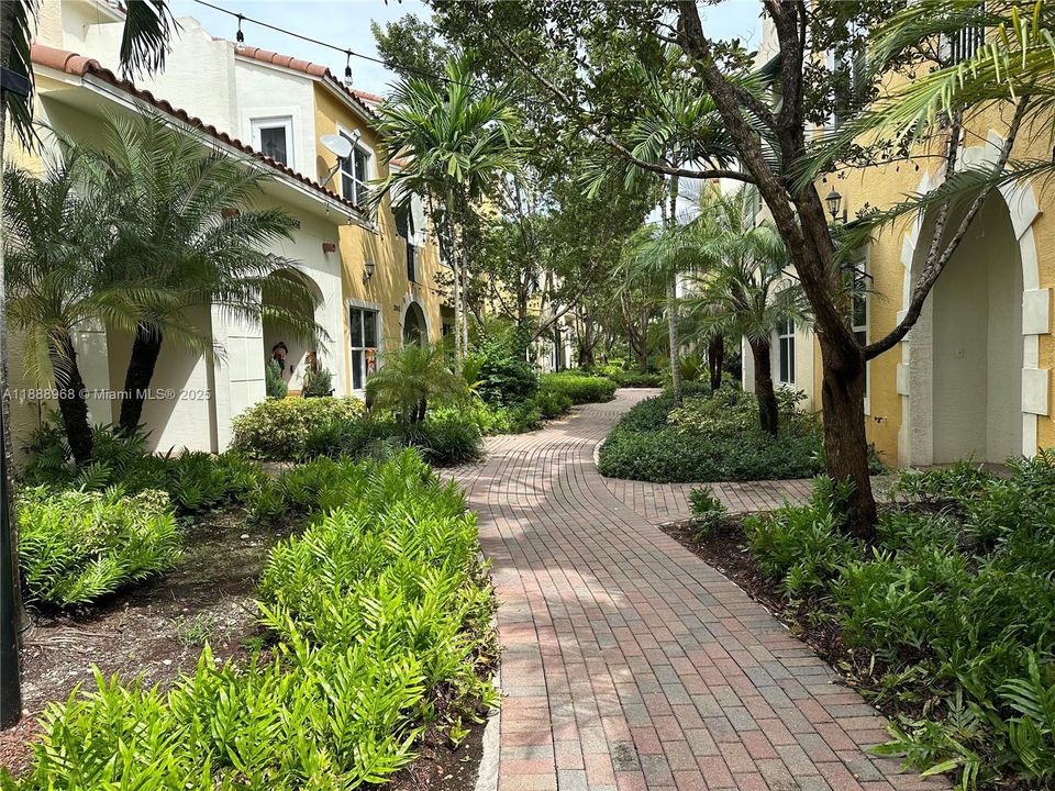 Под контрактом: $3,600 (3 спален, 2 ванн, 1734 Квадратных фут)