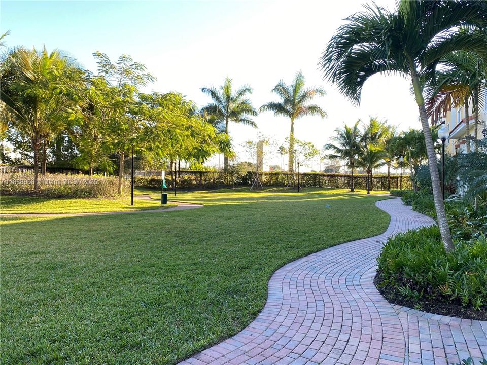 Под контрактом: $3,600 (3 спален, 2 ванн, 1734 Квадратных фут)