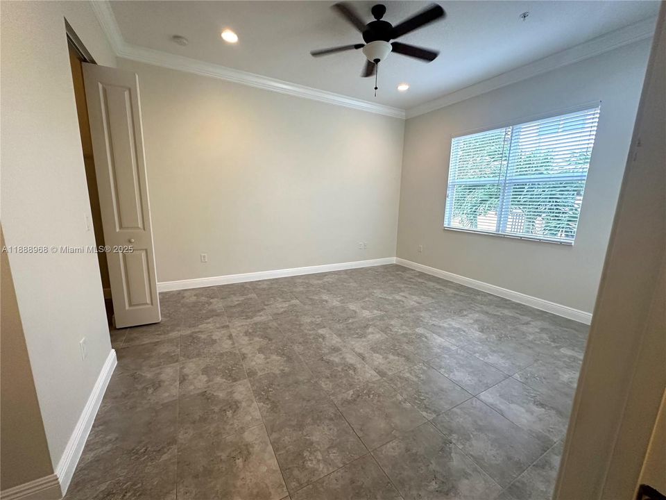 Под контрактом: $3,600 (3 спален, 2 ванн, 1734 Квадратных фут)