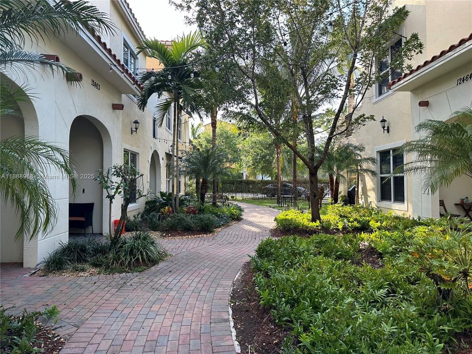 Под контрактом: $3,600 (3 спален, 2 ванн, 1734 Квадратных фут)