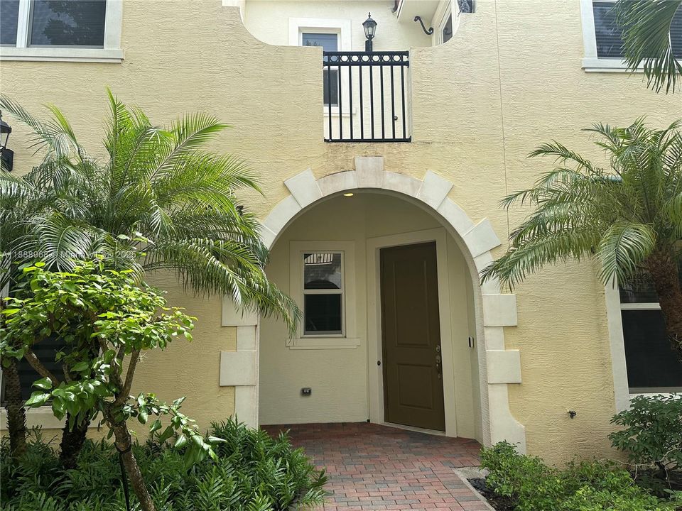 Под контрактом: $3,600 (3 спален, 2 ванн, 1734 Квадратных фут)