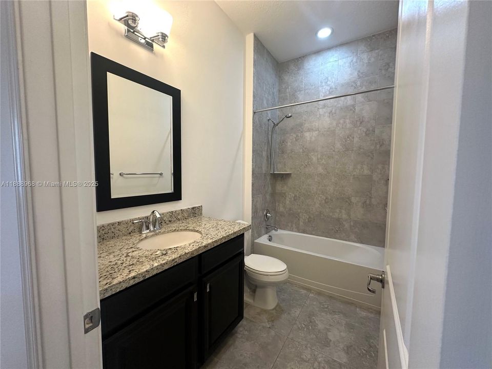 Под контрактом: $3,600 (3 спален, 2 ванн, 1734 Квадратных фут)