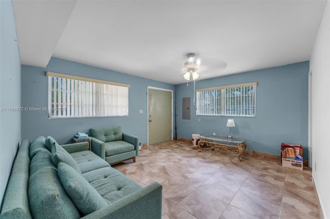 На продажу: $1,750,000 (4 спален, 2 ванн, 2196 Квадратных фут)