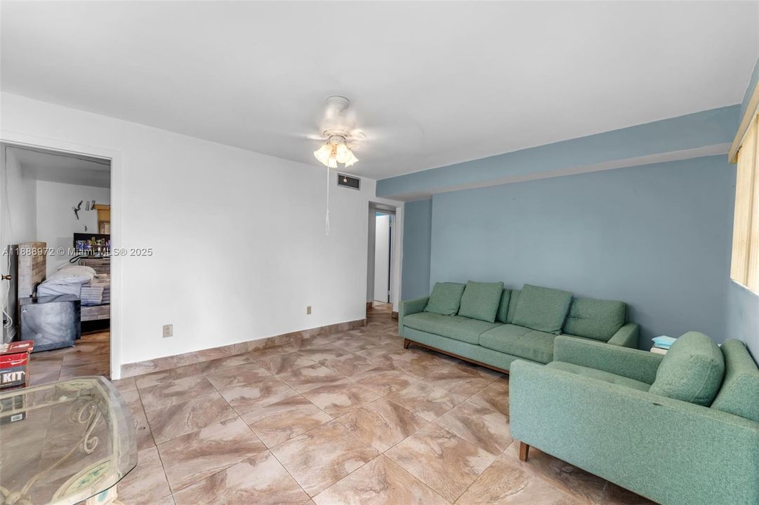 На продажу: $1,750,000 (4 спален, 2 ванн, 2196 Квадратных фут)