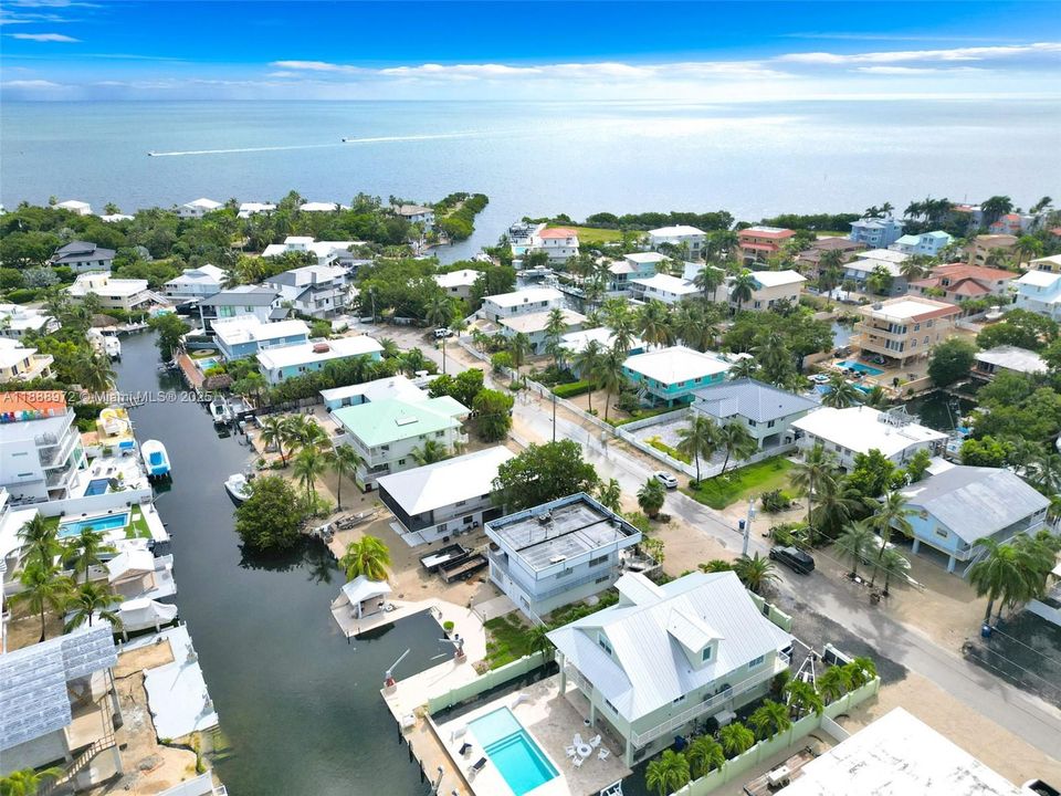 На продажу: $1,750,000 (4 спален, 2 ванн, 2196 Квадратных фут)