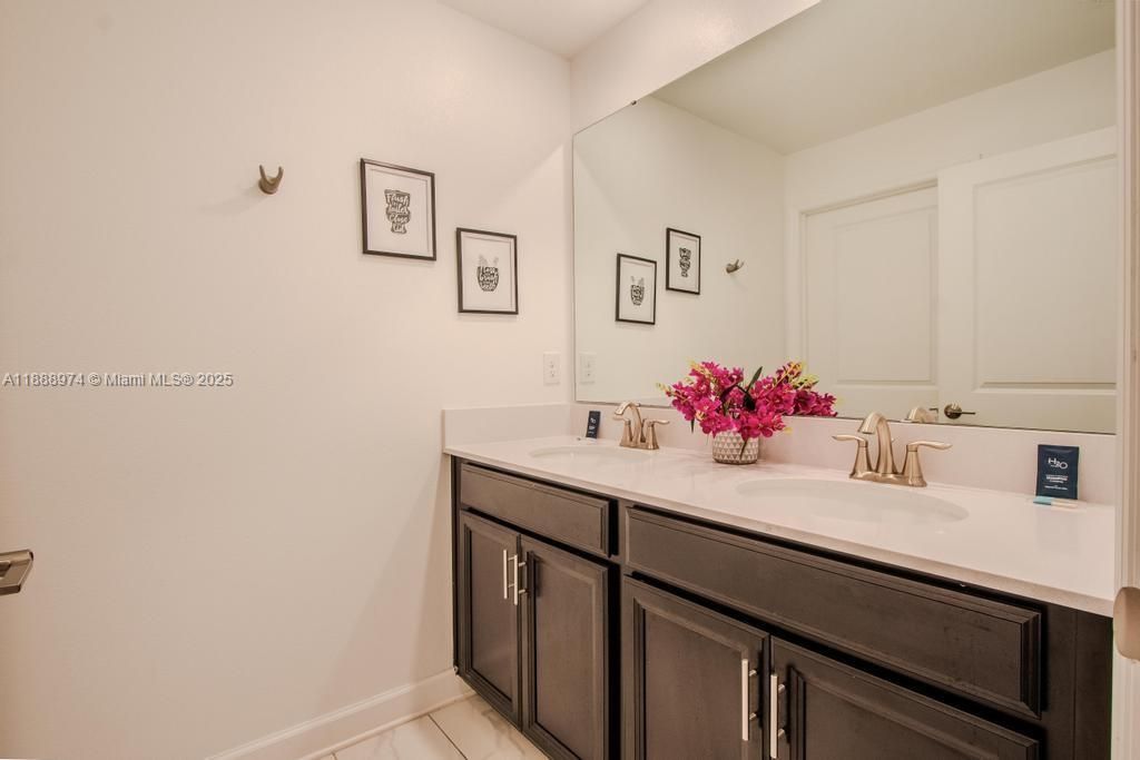 En Venta: $430,000 (4 camas, 3 baños, 1914 Pies cuadrados)