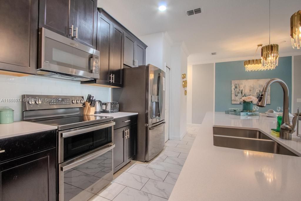 En Venta: $430,000 (4 camas, 3 baños, 1914 Pies cuadrados)