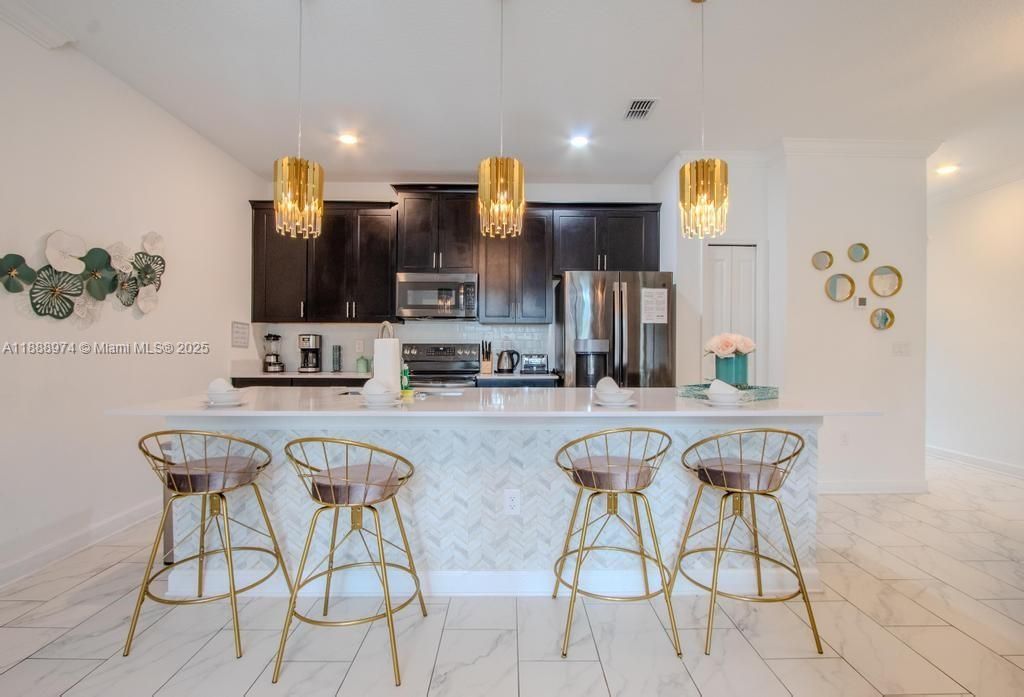 En Venta: $430,000 (4 camas, 3 baños, 1914 Pies cuadrados)