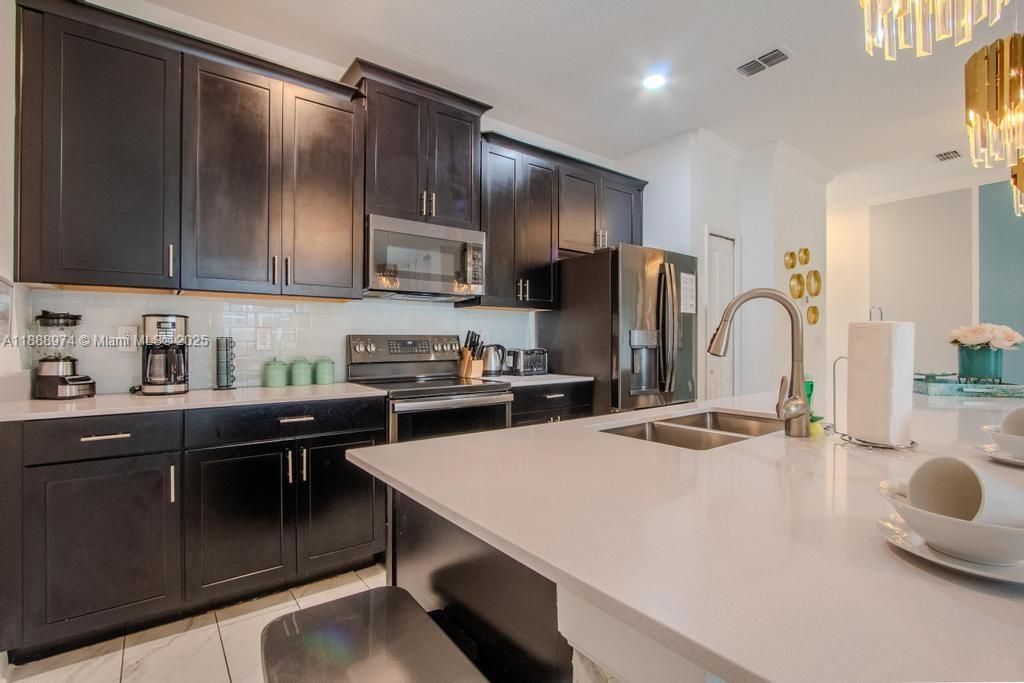 En Venta: $430,000 (4 camas, 3 baños, 1914 Pies cuadrados)