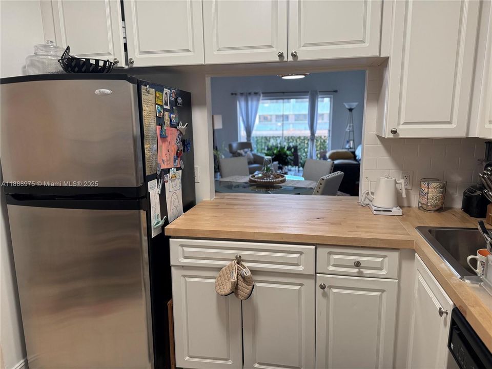 待售: $245,000 (1 贝兹, 1 浴室, 817 平方英尺)