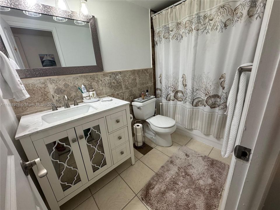 待售: $245,000 (1 贝兹, 1 浴室, 817 平方英尺)