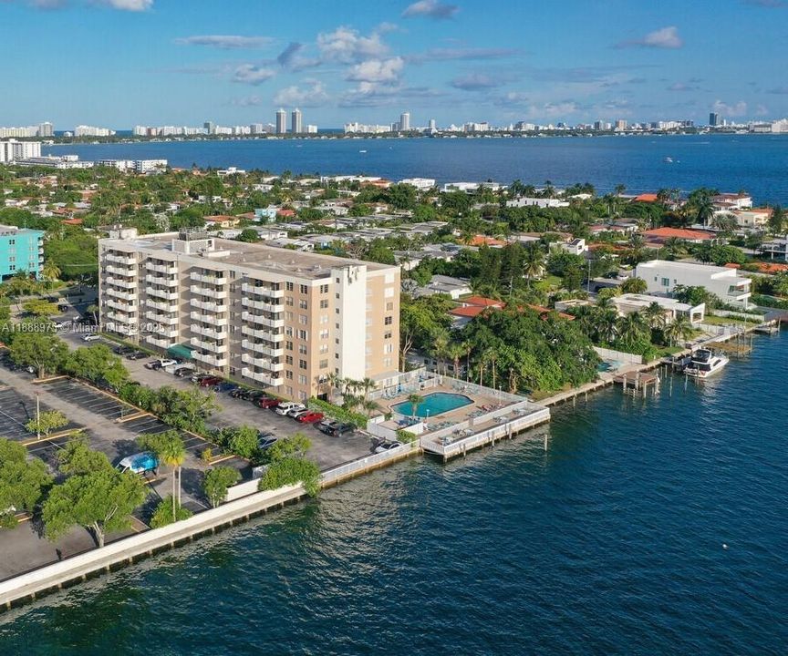 待售: $245,000 (1 贝兹, 1 浴室, 817 平方英尺)