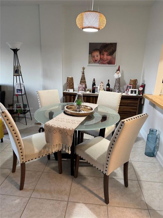 待售: $245,000 (1 贝兹, 1 浴室, 817 平方英尺)