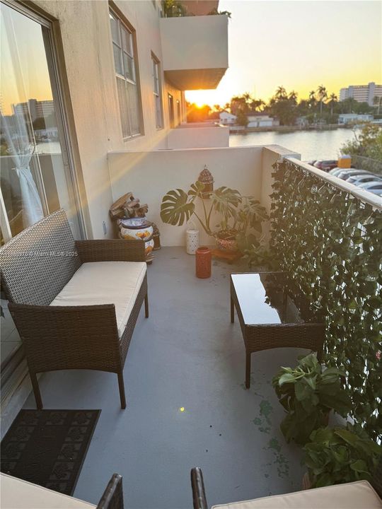 待售: $245,000 (1 贝兹, 1 浴室, 817 平方英尺)