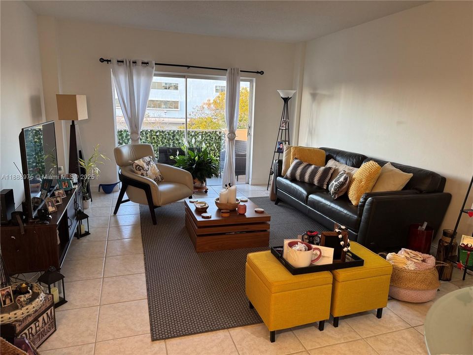 待售: $245,000 (1 贝兹, 1 浴室, 817 平方英尺)