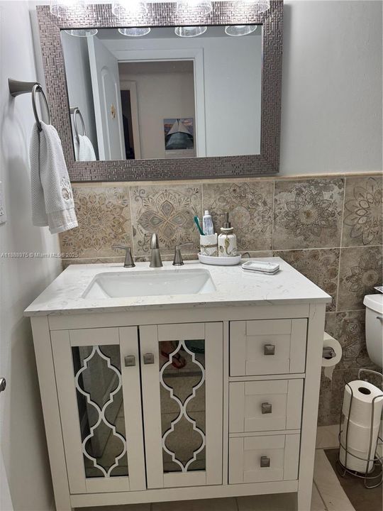 待售: $245,000 (1 贝兹, 1 浴室, 817 平方英尺)