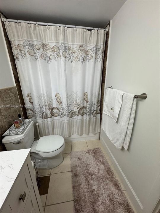 待售: $245,000 (1 贝兹, 1 浴室, 817 平方英尺)