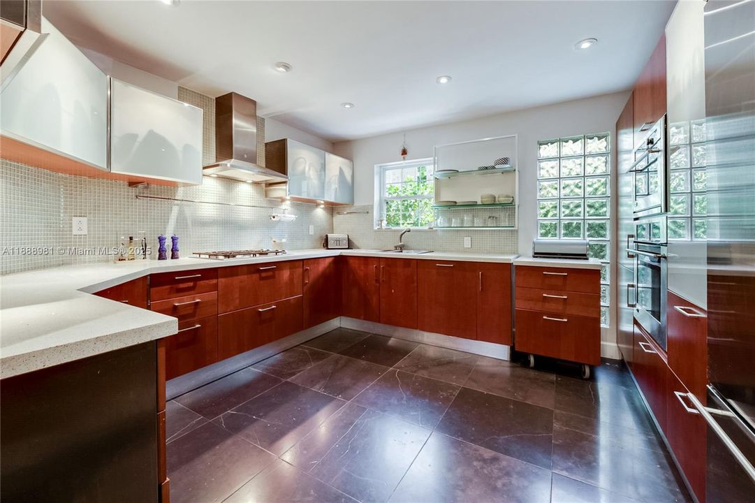 Под контрактом: $9,950 (4 спален, 3 ванн, 2455 Квадратных фут)