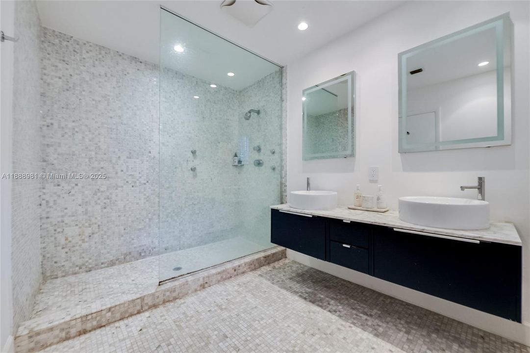 Под контрактом: $9,950 (4 спален, 3 ванн, 2455 Квадратных фут)