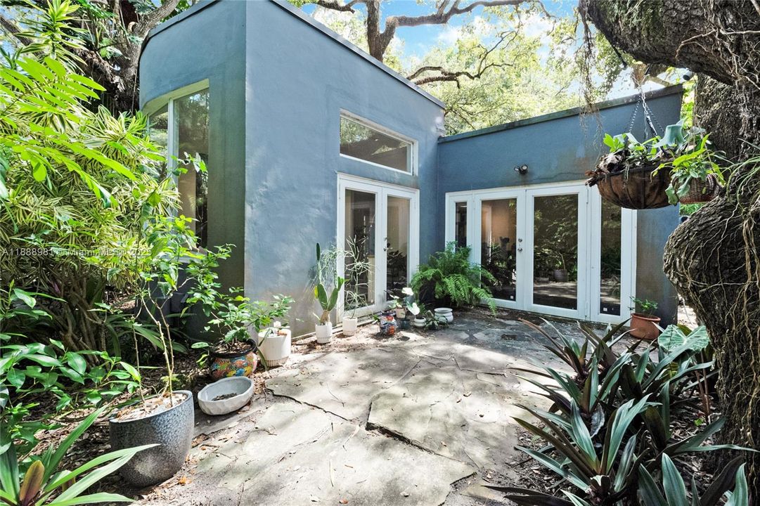 Под контрактом: $9,950 (4 спален, 3 ванн, 2455 Квадратных фут)