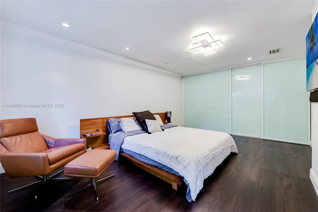 Под контрактом: $9,950 (4 спален, 3 ванн, 2455 Квадратных фут)