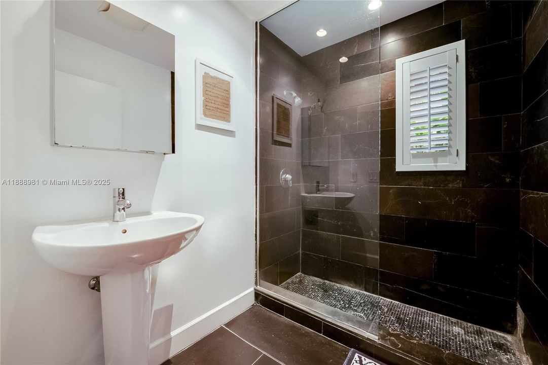 Под контрактом: $9,950 (4 спален, 3 ванн, 2455 Квадратных фут)