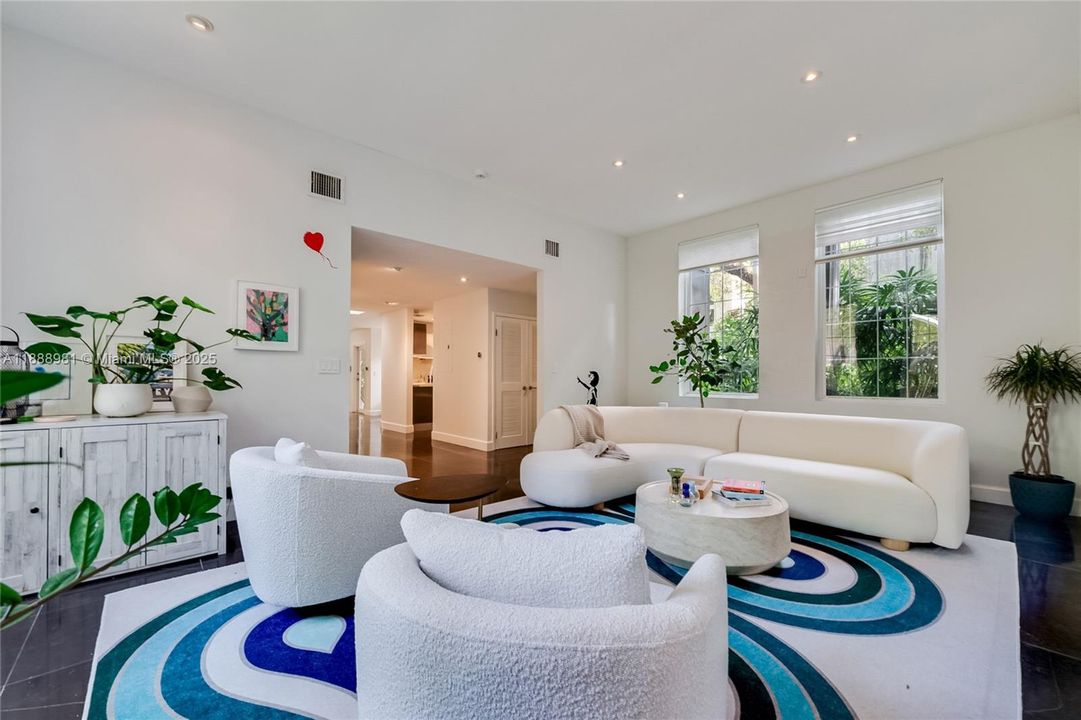 Под контрактом: $9,950 (4 спален, 3 ванн, 2455 Квадратных фут)