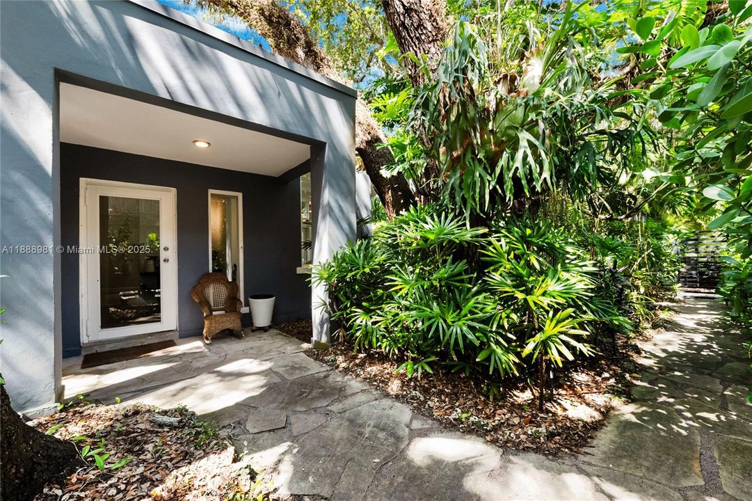 Под контрактом: $9,950 (4 спален, 3 ванн, 2455 Квадратных фут)