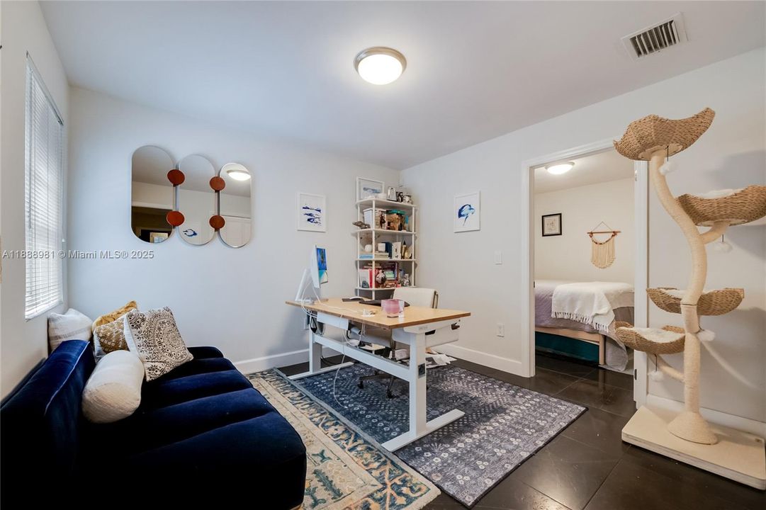 Под контрактом: $9,950 (4 спален, 3 ванн, 2455 Квадратных фут)