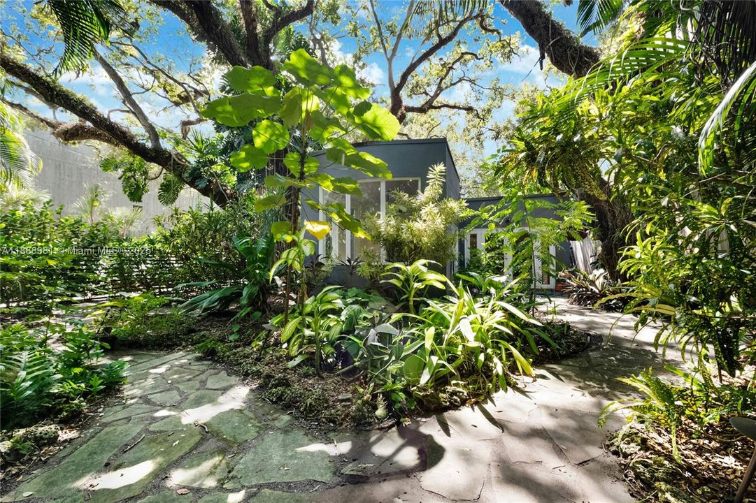 Под контрактом: $9,950 (4 спален, 3 ванн, 2455 Квадратных фут)