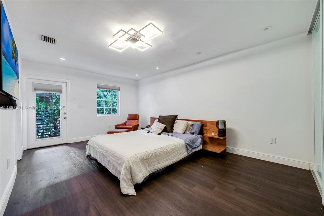 Под контрактом: $9,950 (4 спален, 3 ванн, 2455 Квадратных фут)