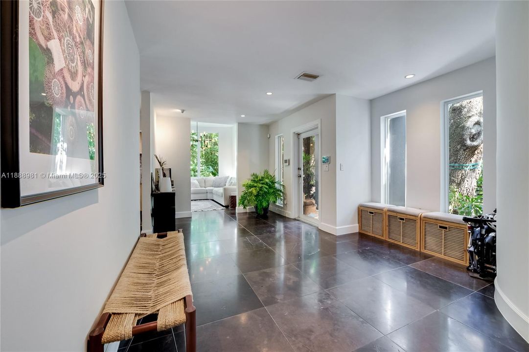 Под контрактом: $9,950 (4 спален, 3 ванн, 2455 Квадратных фут)