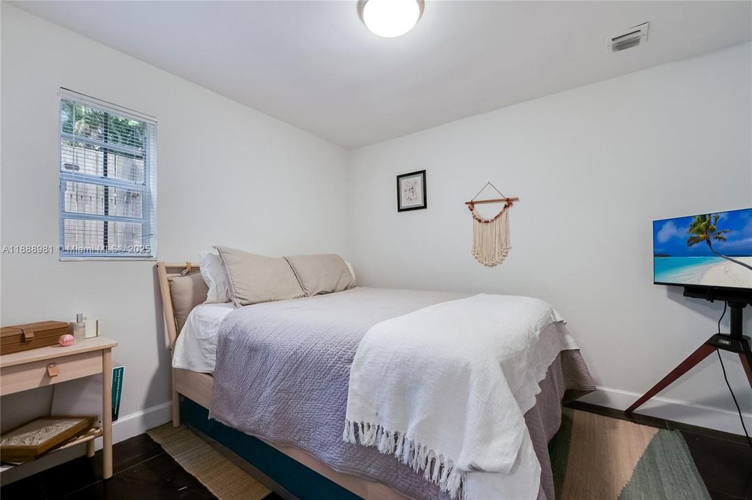 Под контрактом: $9,950 (4 спален, 3 ванн, 2455 Квадратных фут)