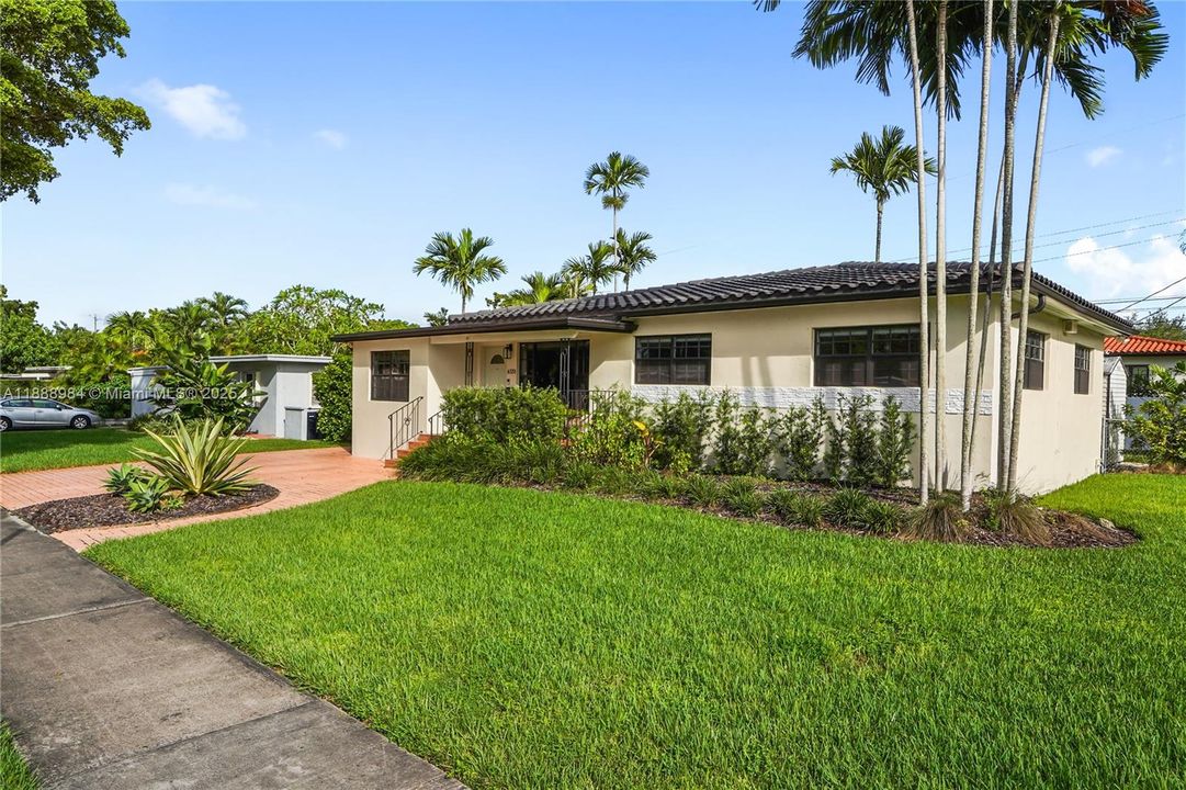 Active With Contract: $4,500 (3 beds, 2 baths, 1676 Square Feet)